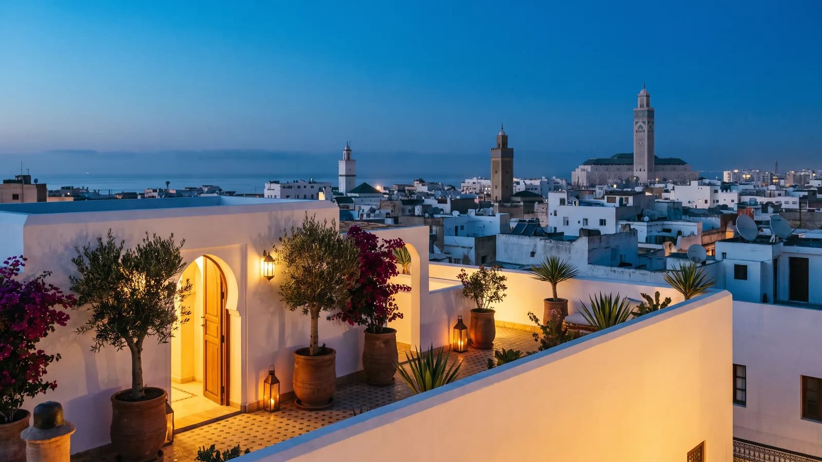 Terrasse en toit-terrasse dominant les toits de Casablanca à l’heure bleue
