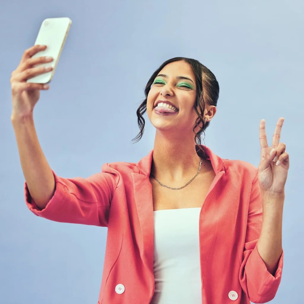Selfie de créatrice, signe peace, blazer corail, mock post Instagram carré