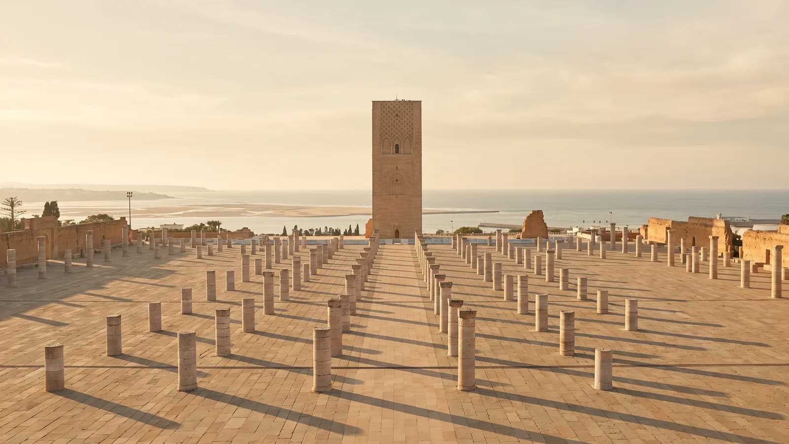 La tour Hassan et son champ de colonnes brisées à Rabat, en fin de journée