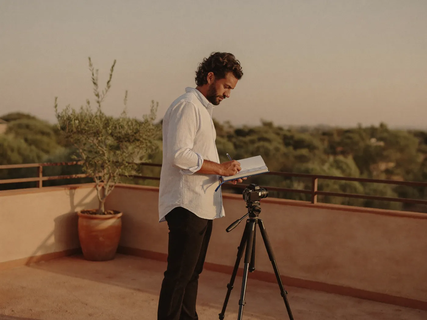 Un créateur prépare un tournage sur le toit d'un riad à Marrakech